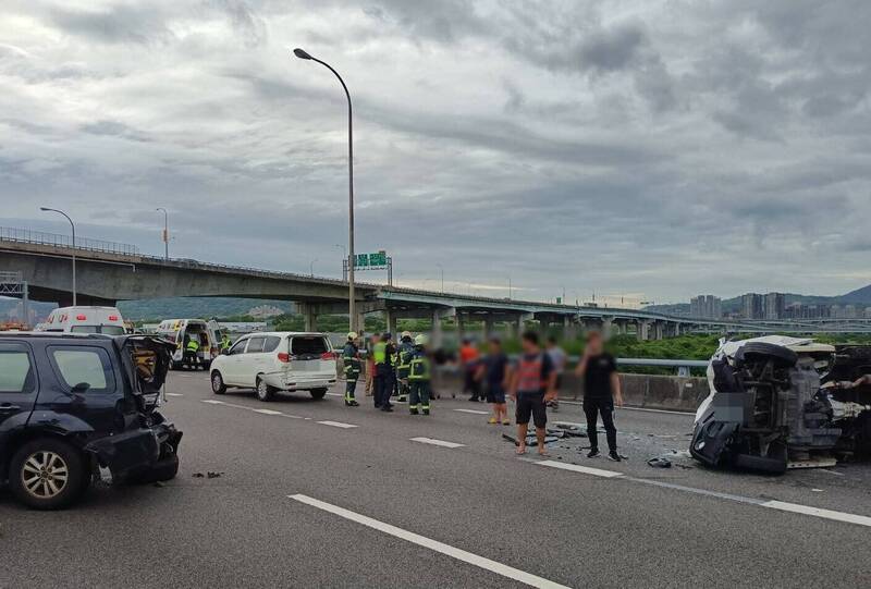 汐五高架發生翻車事故。（記者徐聖倫翻攝）