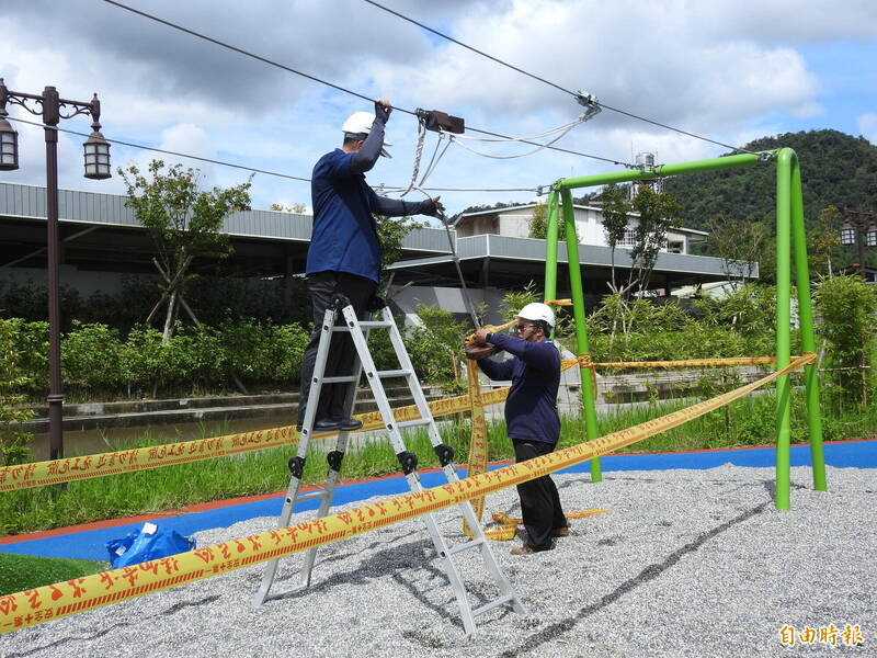 基於安全考量，縣府決定先拆除埔里親水共融公園滑軌設施自動復歸設備，並研議改善方案。（記者佟振國攝）