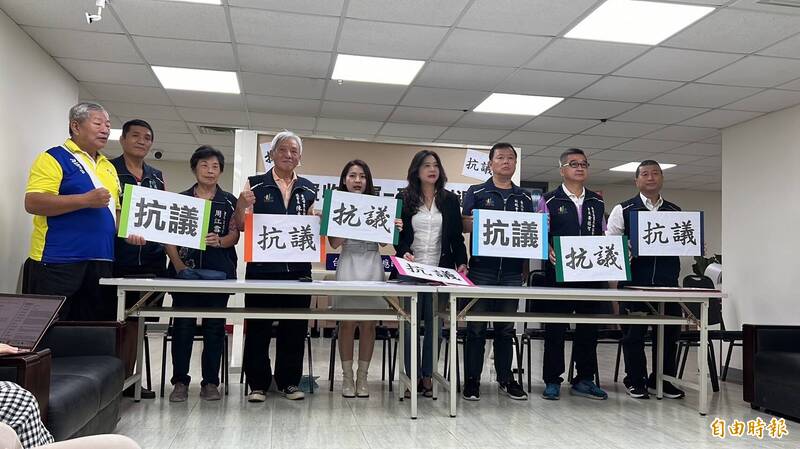 國民黨台北市議員應曉薇、徐巧芯以及多位里長開記者會抗議，不滿北市環保局跟隨中央腳步，批評停辦恐讓環保倒退。（記者楊心慧攝）