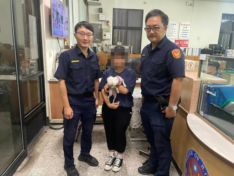 台中太平一名小女孩因愛犬走失傷心爆哭，宏龍派出所員警獲報前後調閱3小時的監視器，順利將狗狗送回小女孩身邊。（記者陳建志翻攝）