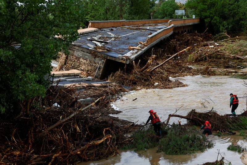 4日暴雨過後，西班牙國民警衛隊（Guardia Civil）在災區1座坍塌的橋樑周邊，尋找失蹤民眾。（路透）