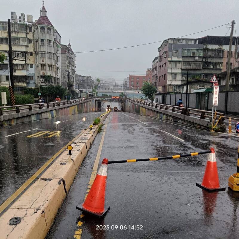 午後下起大雨，板橋大觀路地下道封閉。（新北議員黃淑君提供）