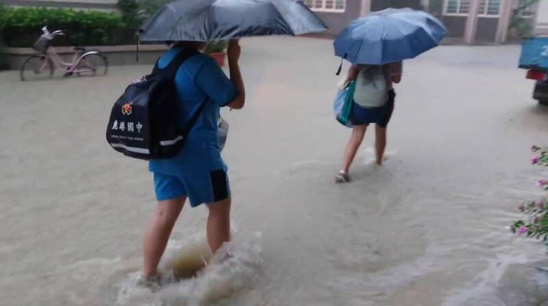 鹿港國中附近道路，只要出現大雨就淹了，學生只能雙腳泡水走路回家。（民眾提供）