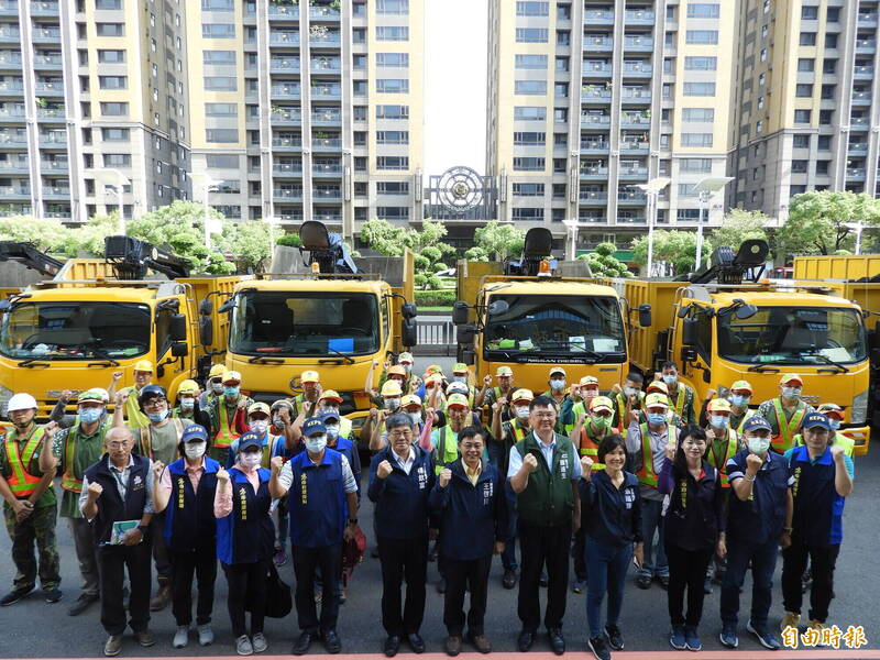 高雄市緊急調派20輛抓斗車、20輛運土卡車，約100名人力馳援台東。（記者葛祐豪攝）