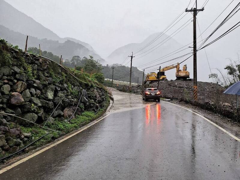 南投信義山區下午降下大雨，導致東埔溫泉區聯外道路又爆土石流阻斷交通。（記者劉濱銓翻攝）