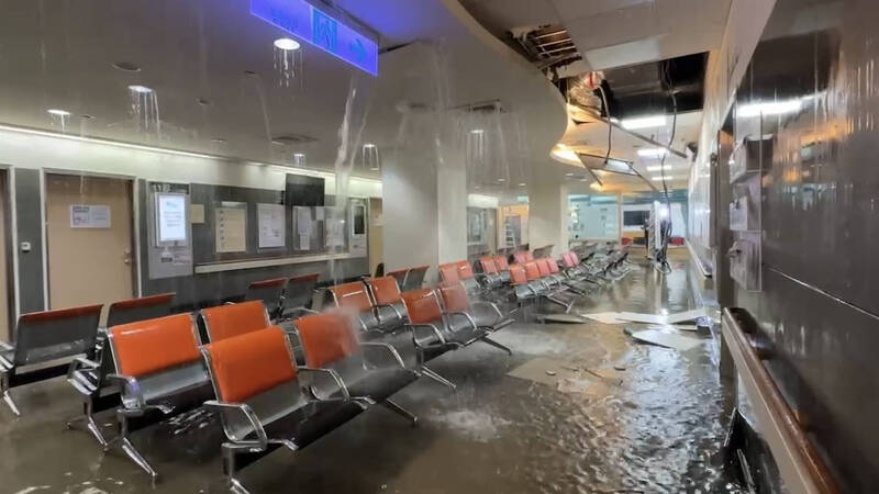 雲林下午發生強降雨，台大醫院雲林分院虎尾院區室內淹成一片。（民眾提供）