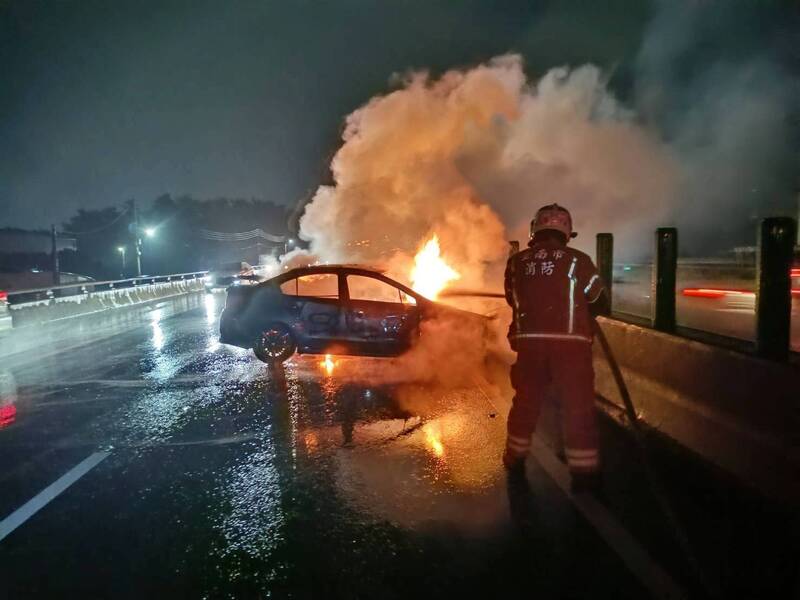 台86線轎車自撞內側護欄，起火燃燒，消防隊獲報，立即趕往灌救。（民眾提供）