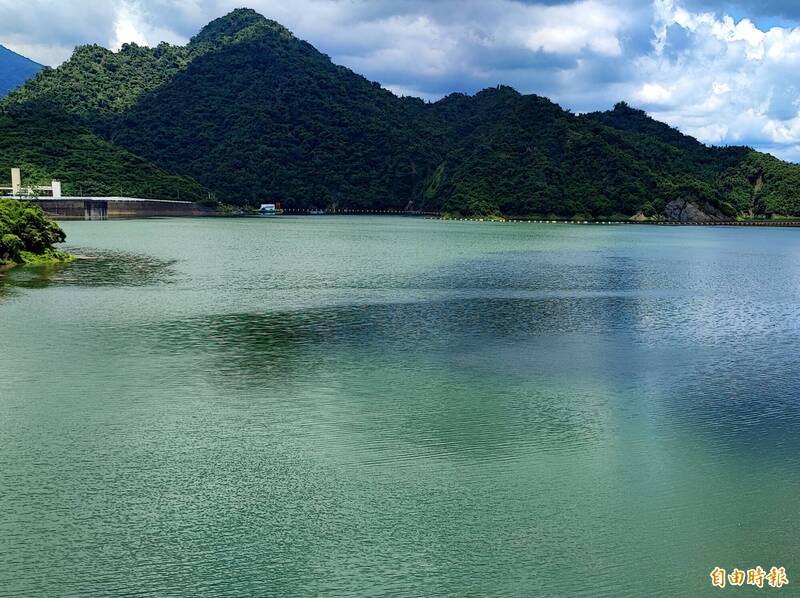 曾文水庫上游今天出現明顯降雨。（記者吳俊鋒攝）