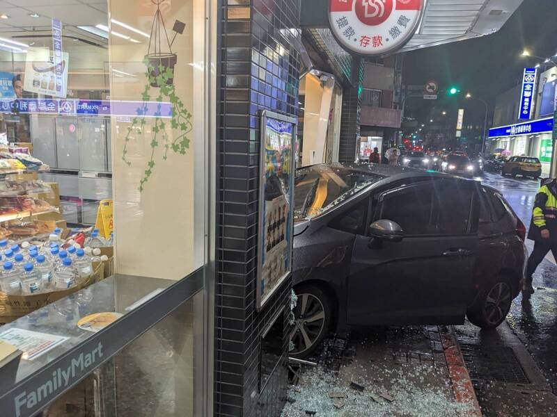 北市晚間發生汽車疑闖紅燈發生擦撞後，失控衝入超商大門引虛驚。（記者邱俊福翻攝）