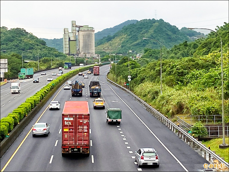 國一北上五堵交流道下班時間經常塞車，基隆市爭取在七堵增設北上出口匝道。（記者盧賢秀攝）