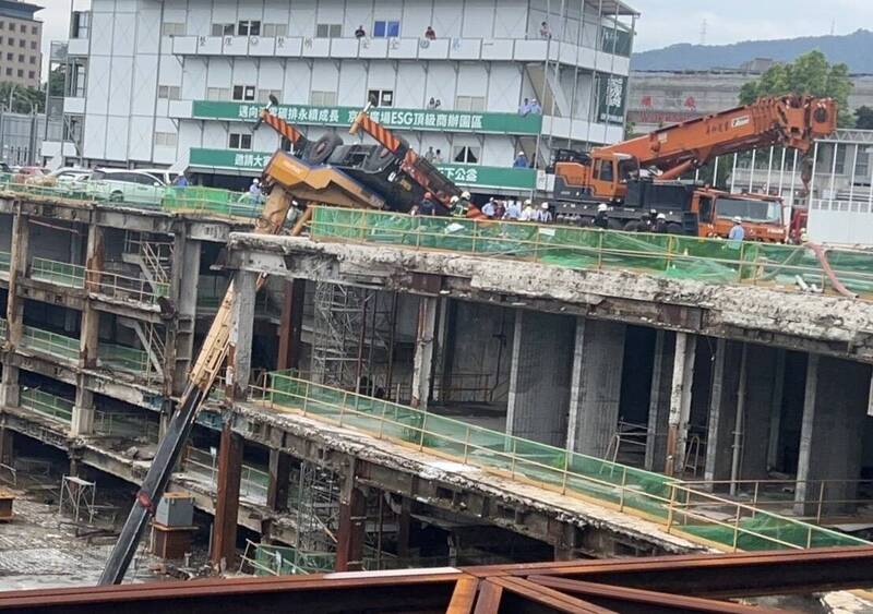 台北市京華城工地今日上午8時29分驚傳一起工安意外，一輛吊車在進行施工時，不明原因突然翻覆。（記者鄭景議翻攝）