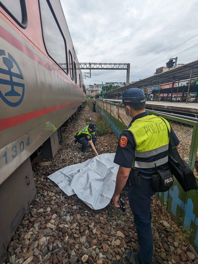 台鐵內壢車站驚傳男子落軌明顯死亡，北上列車有誤點。（記者李容萍翻攝）