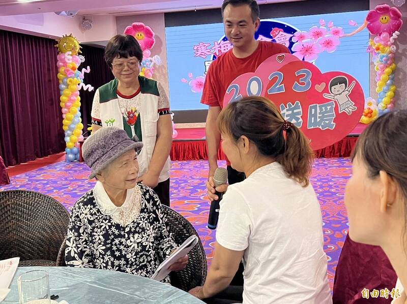 88歲陳楊麗蓉阿嬤關心單親媽媽的生活。（記者黃淑莉攝）