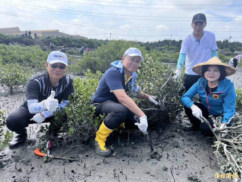 台塑企業、荒野保護協會與雲林縣政府共同舉辦疏伐紅樹林活動。（記者林旻臻攝）