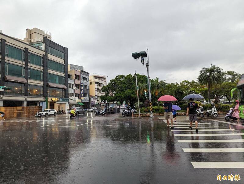 嘉義地區今天下午大雷雨狂下，3小時日累積雨量破百。（記者王善嬿攝）