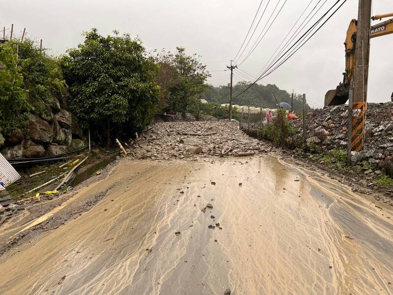 南投信義鄉東埔溫泉區聯外道路，因大雨又爆發土石流阻斷交通，當地近來已陷入「土石流輪迴」。（記者劉濱銓翻攝）