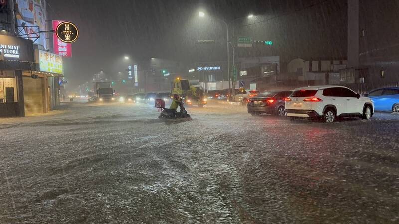 台南永康中正南路積水約半個輪胎高，有機車騎士下車推車。（民眾提供）