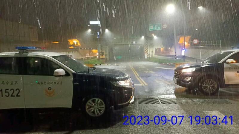 台南警方今晚7點左右預防性封閉小東地下道。（警方提供）