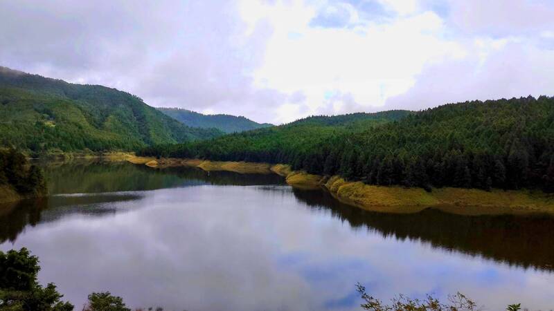 宜蘭太平山翠峰湖因颱風雨水挹注，目前約有8成滿，重現「自然界藍寶石」美景。（黃清漢提供）