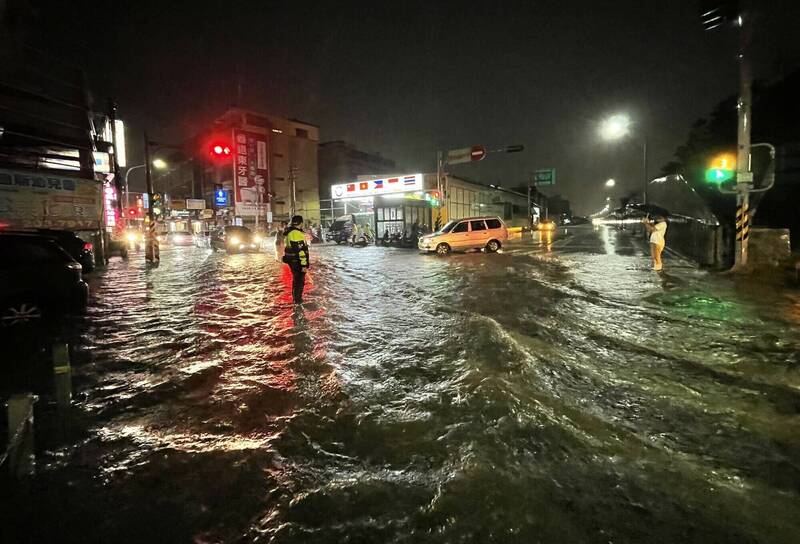 永康中正路積淹水。（台南市水利局提供）