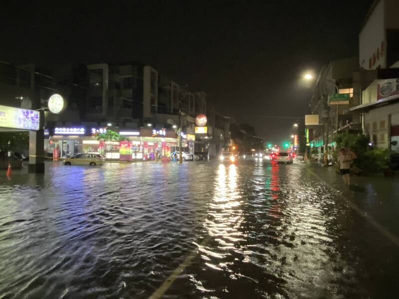 今晚雨炸台南，安南區安中路一度又成「安中河」。（台江志工提供）