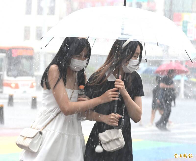 今明兩天仍受季風低壓環流影響，大氣很不穩定，午後易有局部大雷雨，平地要注意急雨積水。（資料照）