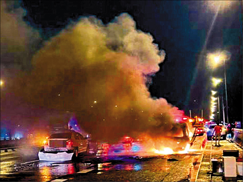 國道三號4車連撞火燒 司機搶救後恢復心跳