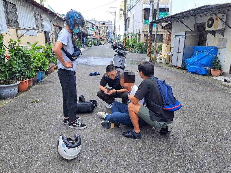 台南永康警方與高雄湖內警方合作，逮捕詐騙車手及上游接應的康姓男子（坐者）。（記者劉婉君翻攝）