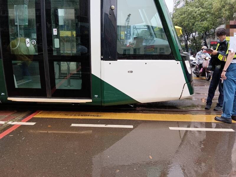 高雄輕軌列車行經凱旋路、四維路口時，遭腳踏車碰撞，右側車頭刮傷。（民眾提供）