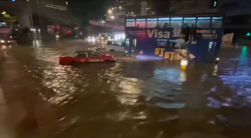 受到「海癸残余环流」影响，香港昨夜下起139年来时雨量最高的暴雨，香港天文台罕见发布黑色暴雨警告，多地出现淹水、土石流、道路中断等严重灾情。（图撷自脸书香港突发事故报料区及讨论区）(photo:LTN)