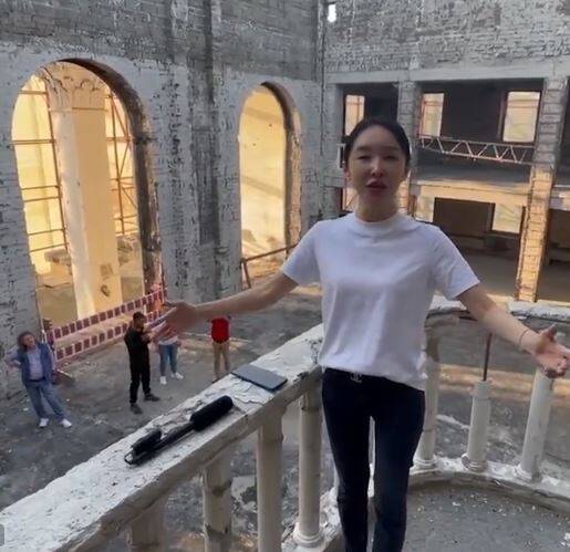 中國歌劇演員王芳在馬立波劇院內高唱蘇聯軍旅名歌曲《喀秋莎》的影片在推特流出，引爆網友們強烈憤怒。（圖擷自X平台）