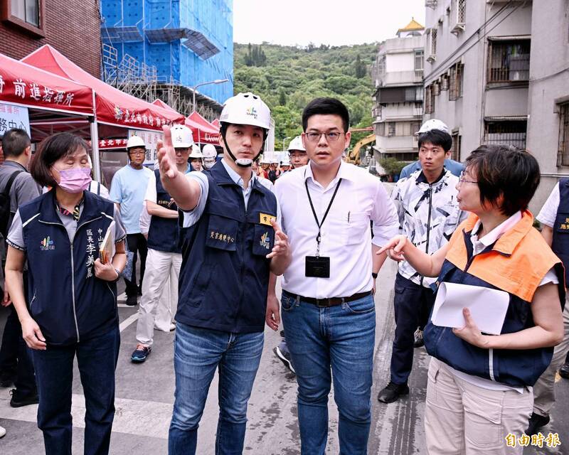 台北市長蔣萬安今天下午再度前往大直民宅傾斜現場視察。（記者方賓照攝）