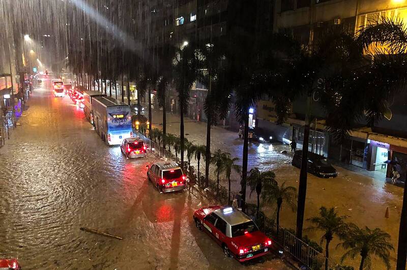 香港遭到暴雨夜襲，市區嚴重淹水，許多道路中斷、地鐵服務也受到影響。（法新社）