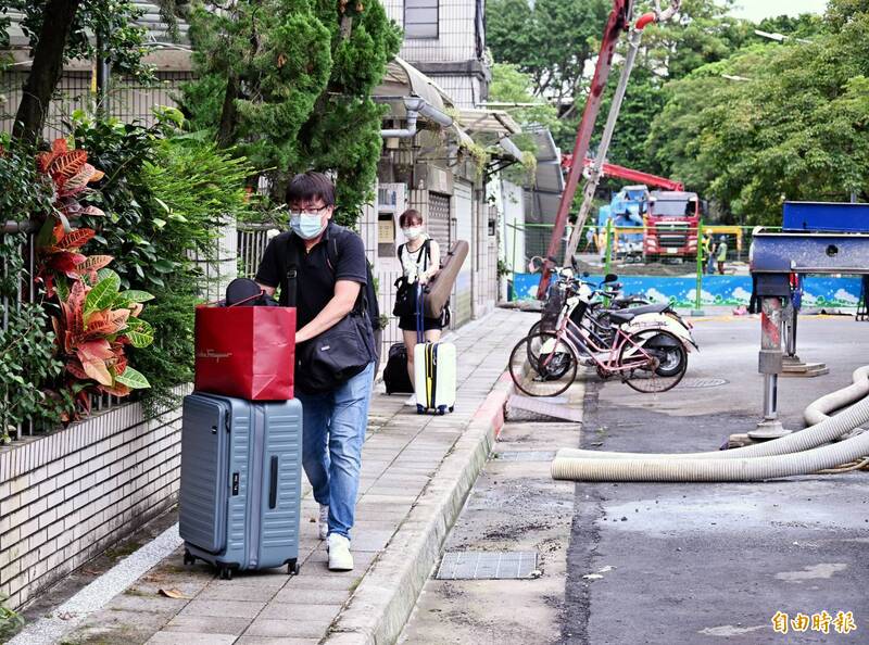 台北中山區大直街94巷3弄建築工地地下室施工造成鄰房傾斜下陷，北市府表示，現場有安全疑慮的7棟樓禁止進入，其他地方會由里長和市府同仁幫住戶戴上安全帽，逐一返家取重要物品。（記者方賓照攝）