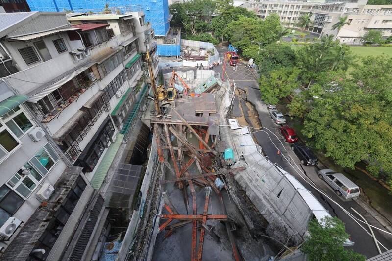 台北市中山區大直街巷弄多棟大樓7日疑因周邊建案開挖而傾斜，市府調度水車、灌漿車到場，持續以灌漿方式讓壓力維持平衡，避免房屋嚴重傾斜。圖為8日上午現場作業情形。（中央社）