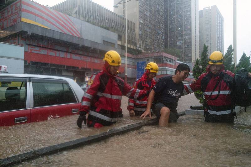 香港醫院管理局宣布，截至8日下午1點15分，暴雨期間至少有110人受傷入院治療，4人傷勢嚴重、32人穩定、44人已出院。（彭博）