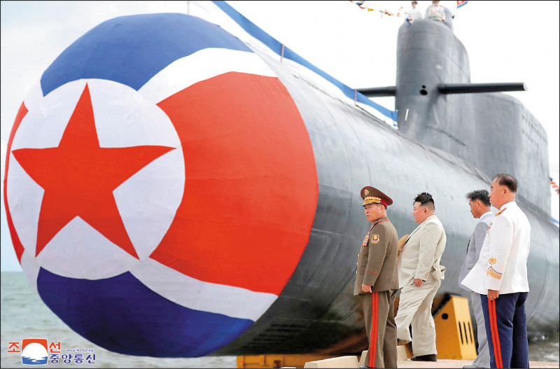 北韓官媒八日報導，領導人金正恩（左二）親自出席第一艘戰術核攻擊潛艦「金君玉英雄號」下水儀式。（法新社）
