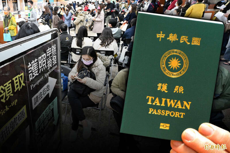 國人出國熱潮不斷，外交部領事事務局預估，明年護照核發數將達近220萬本。（資料照，本報合成）