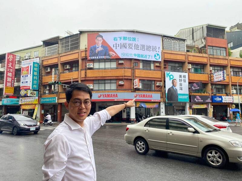 台灣基進台南黨部今天一早在民眾黨台南黨部上頭掛起「中國要他選總統」看板。（台灣基進台南黨部提供）