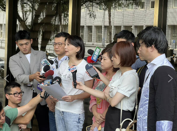 Re: [爆卦] 王鴻薇FB-幫因為臭蛋被告的人出律師費啦