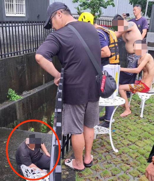 先行自救上岸的工人(右上)以及漂流約700公尺才獲救的俞男(左下)。(讀者提供) 先行自救上岸的工人(右上)以及漂流約700公尺才獲救的俞男(左下)。(讀者提供)