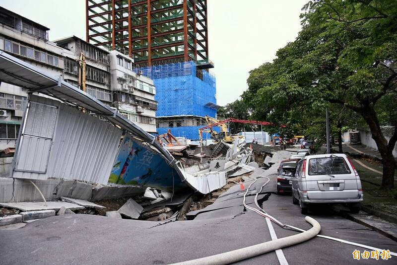 基泰建設「基泰大直」建案施工不當，導致7棟鄰房損害。（記者方賓照攝）