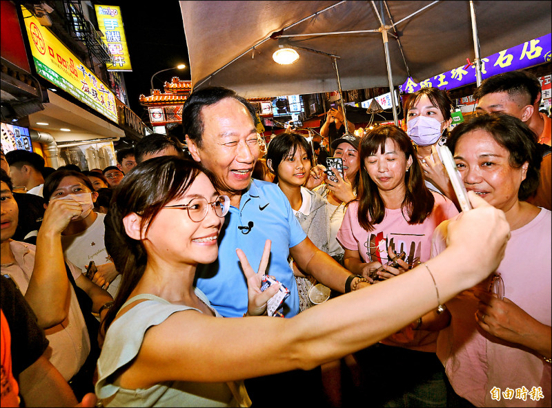 總統參選人郭台銘昨走訪台北市饒河街夜市，並和攤商、民眾熱烈互動。（記者方賓照攝）