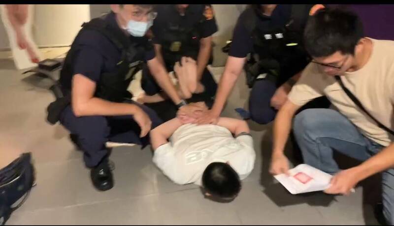 警方持拘票壓制逮捕涉肇逃的24歲薛姓男子。（圖：警方提供）