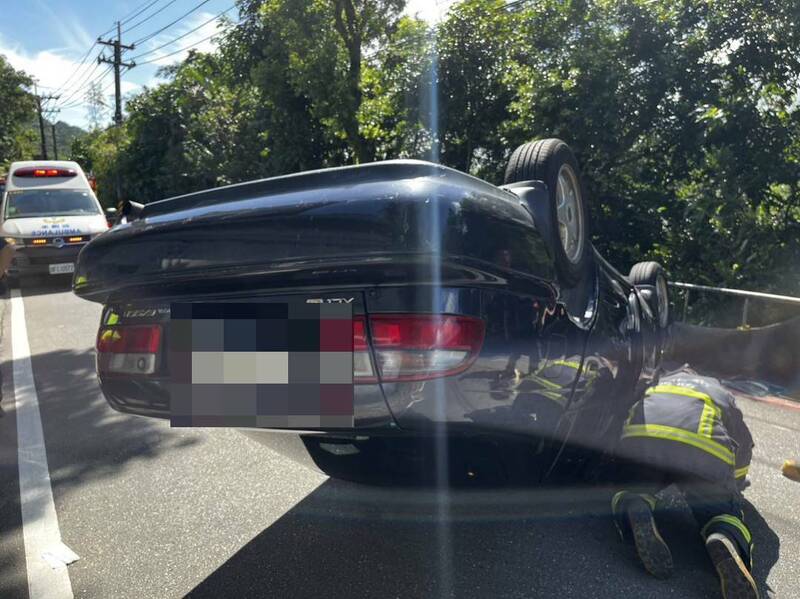 7旬翁開車載妻恍神自撞 車子180度翻覆卡路中央 社會 自由時報電子報 5042