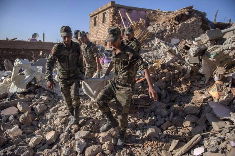摩洛哥强震死伤惨重，士兵正将罹难者抬出。(photo:LTN)