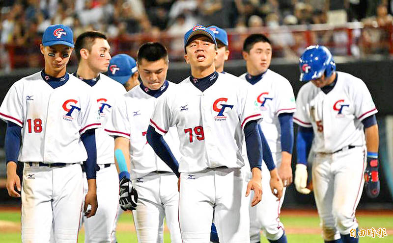 
Taiwan players walk off the field after losing 2-1 to Japan at the U-18 Baseball World Cup final in Taipei last night.
Photo: Lin Cheng-kun, Taipei Times