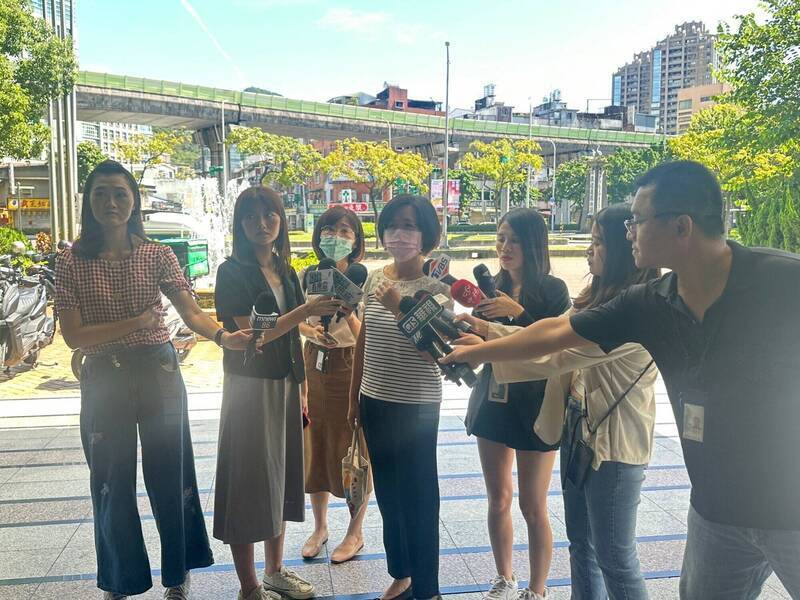 法務局今(10)天早上由副局長戴智琪與住戶進行座談會溝通,會後她表示,有關住戶希望假扣押擔保金由市府負擔,將於週一召集相關單位研議。(圖由台北市府提供) 法務局今(10)天早上由副局長戴智琪與住戶進行座談會溝通,會後她表示,有關住戶希望假扣押擔保金由市府負擔,將於週一召集相關單位研議。(圖由台北市府提供)