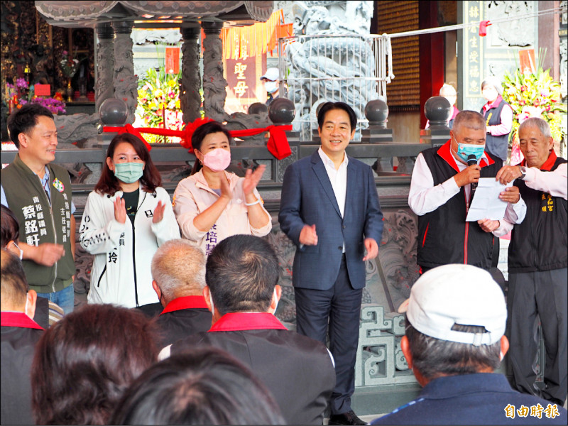 民進黨總統參選人賴清德11日將到草屯和南投、名間的庄頭廟參香及開講。圖為今年1、2月與民眾交流。（資料照，記者陳鳳麗攝）