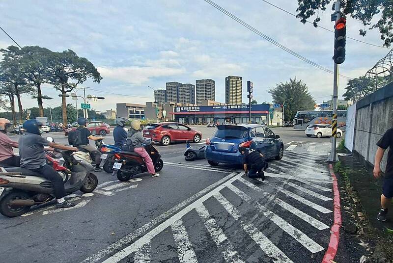 鄭姓女子今開車趕上班，停等紅燈之際不慎踩動油門，衝撞左前方朱姓騎士人車倒地，造成腳部擦挫傷。（讀者提供）